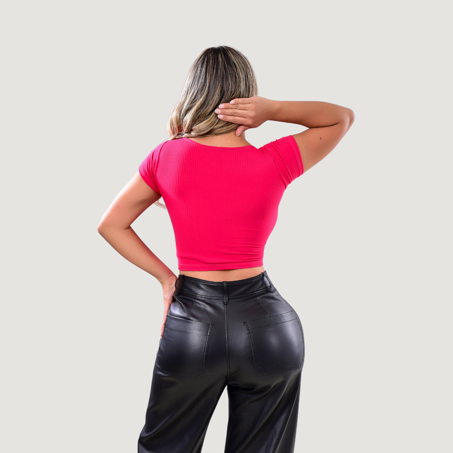 Top corto cruzado con escote con cordones